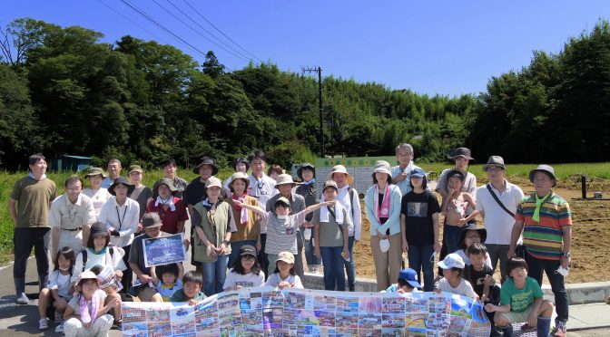 秋晴れのもと、宇宙白菜の植栽式