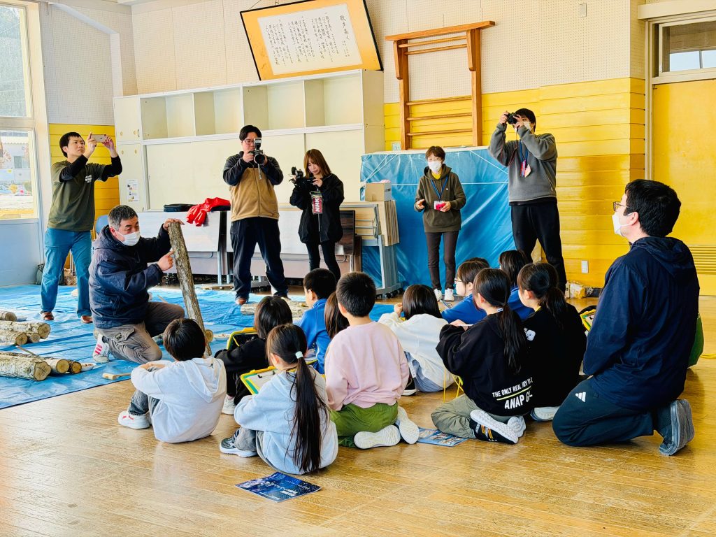 植菌の方法を教えてくれる、しいたけ産業振興協議会・尾前孝一会長